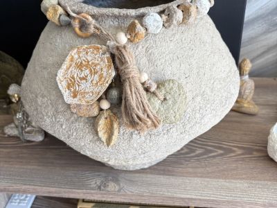 Bauchige Vase mit Dekokette