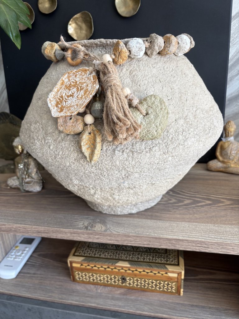 Bauchige Vase mit Dekokette