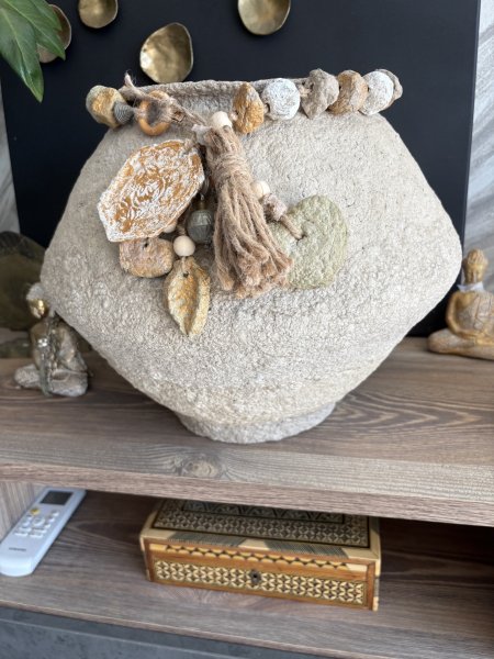 Bauchige Vase mit Dekokette