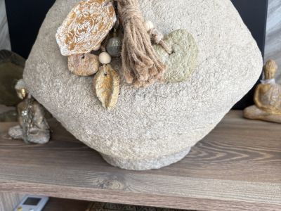 Bauchige Vase mit Dekokette