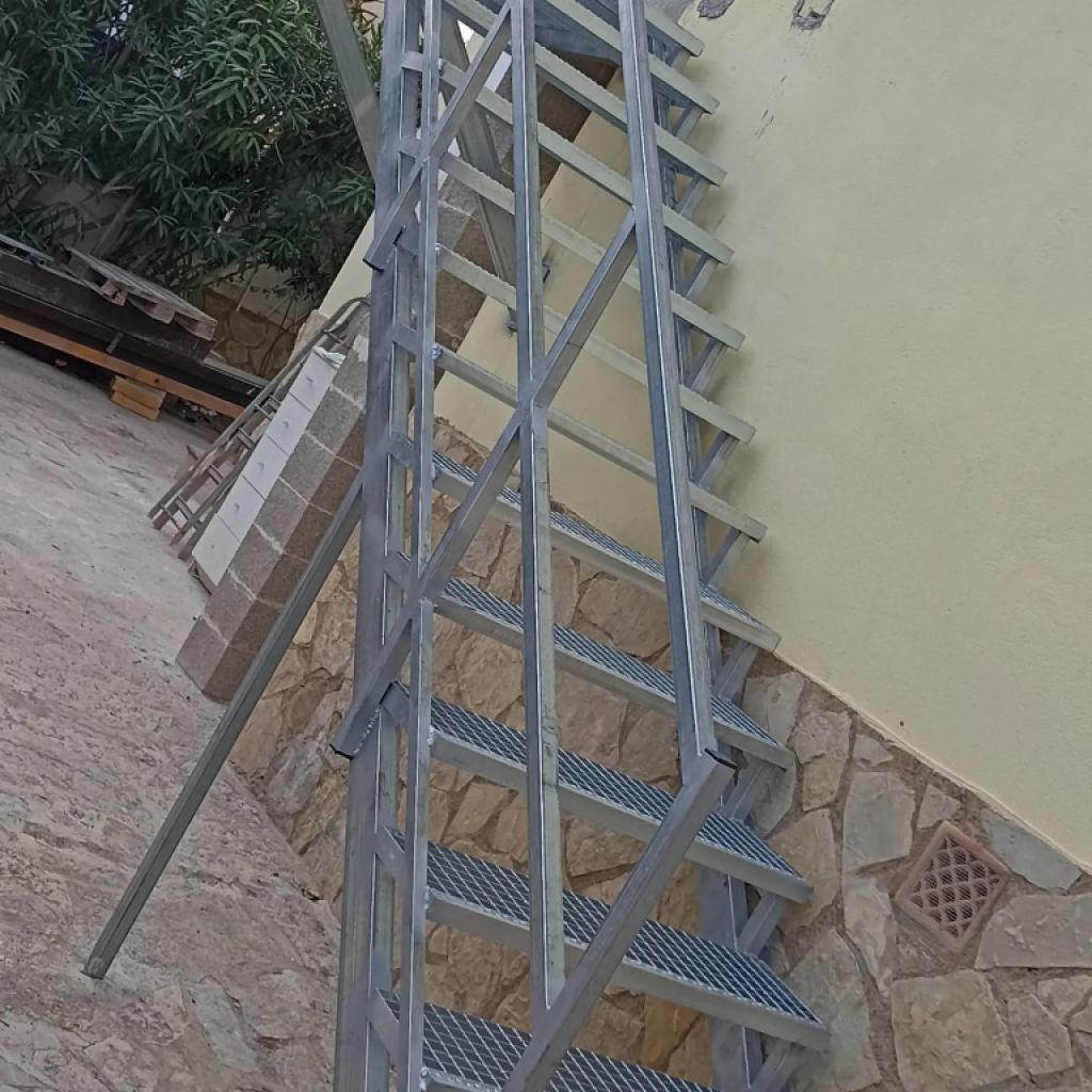 Construction Wood and aluminum carpentry ceilings