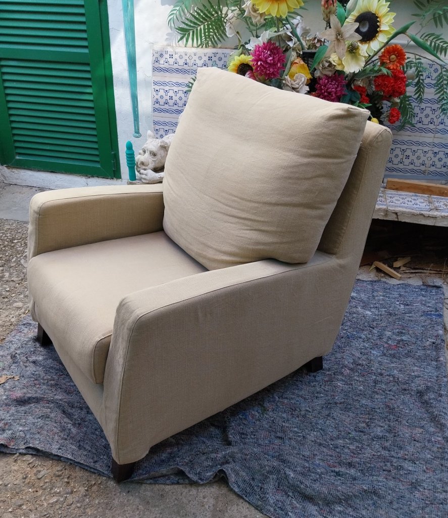 Beigefarbener Sessel,