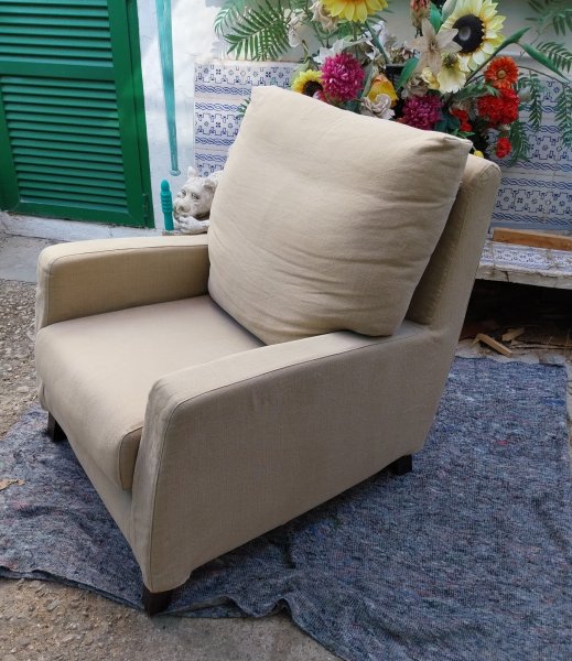 Beigefarbener Sessel,