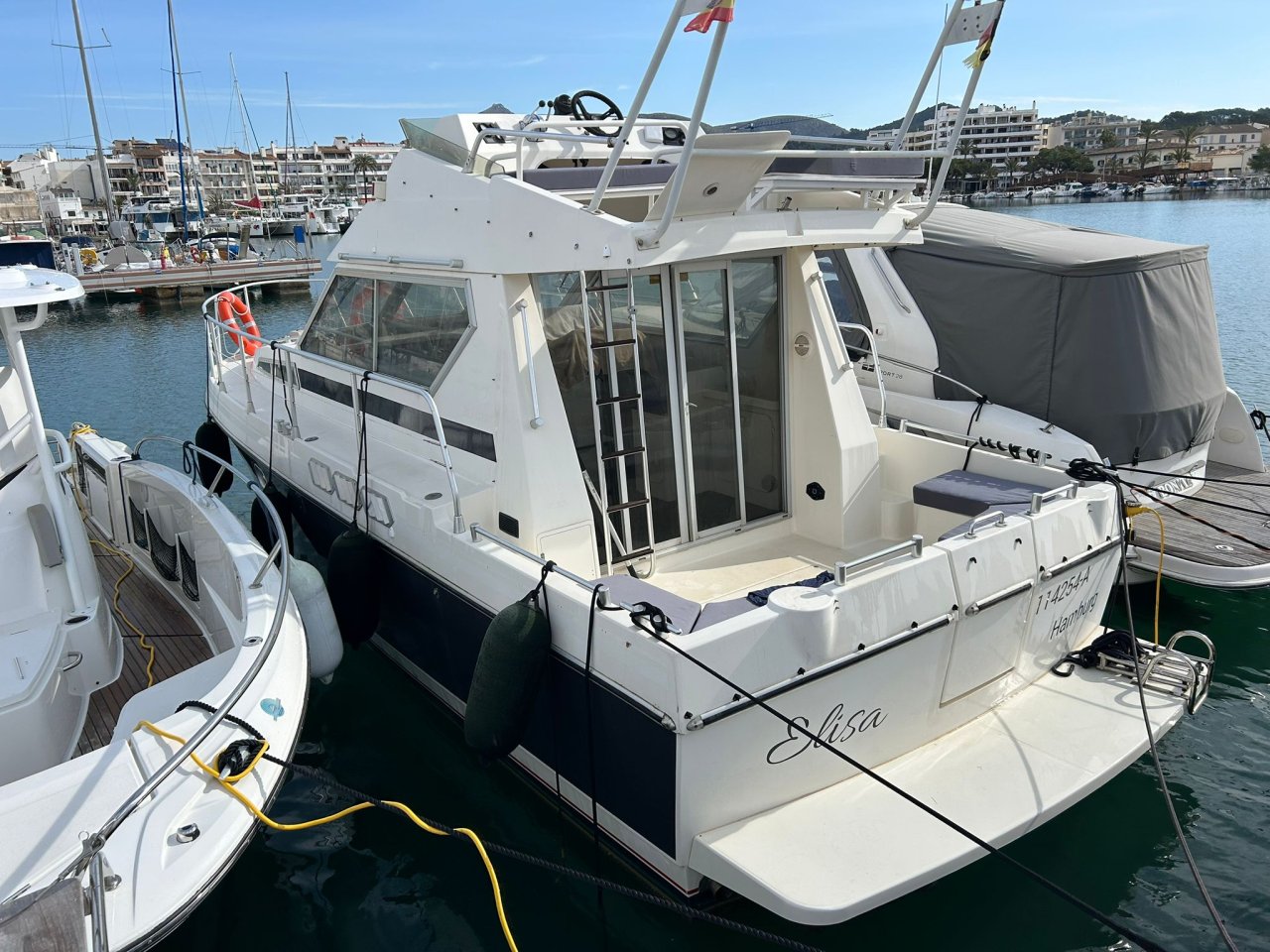 Beneteau Antares 10.20 Flybridge motor yacht with shaft drive
