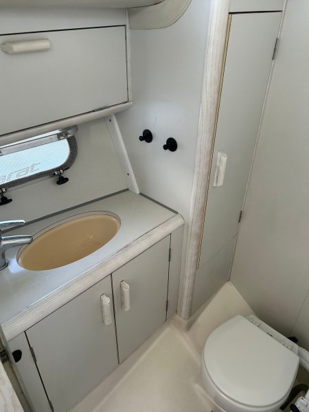 Beneteau Antares 10.20 Flybridge Motoryacht mit Wellenantrieb Boot