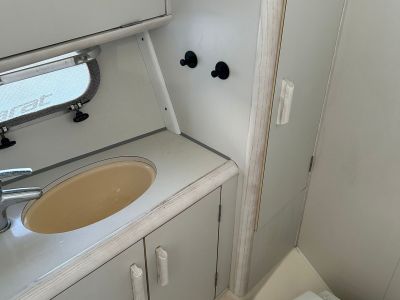 Beneteau Antares 10.20 Flybridge Motoryacht mit Wellenantrieb Boot