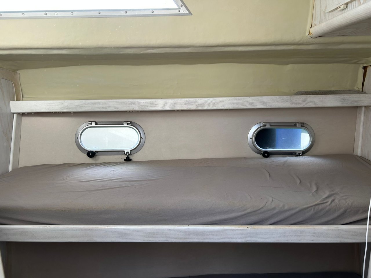 Beneteau Antares 10.20 Flybridge Motoryacht mit Wellenantrieb Boot
