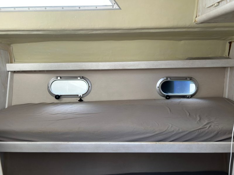 Beneteau Antares 10.20 Flybridge Motoryacht mit Wellenantrieb Boot