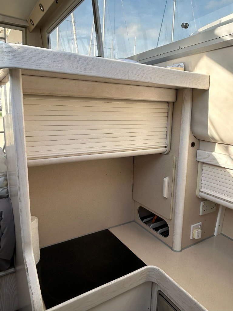 Beneteau Antares 10.20 Flybridge Motoryacht mit Wellenantrieb Boot
