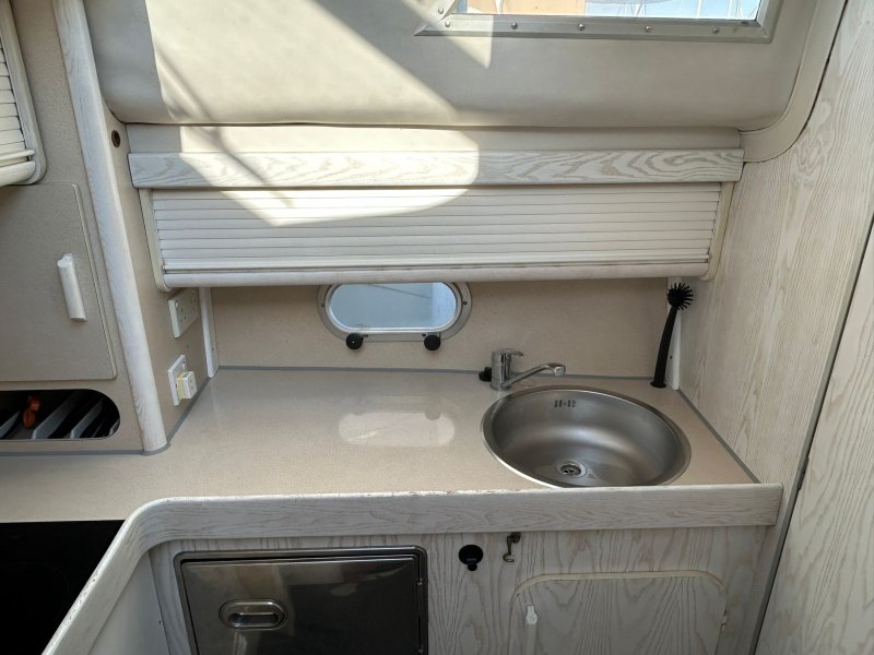 Beneteau Antares 10.20 Flybridge Motoryacht mit Wellenantrieb Boot