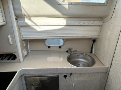 Beneteau Antares 10.20 Flybridge Motoryacht mit Wellenantrieb Boot