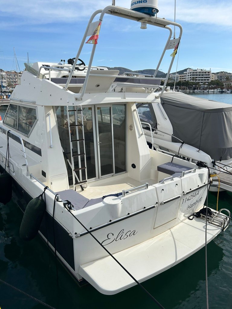 Beneteau Antares 10.20 Flybridge Motoryacht mit Wellenantrieb Boot