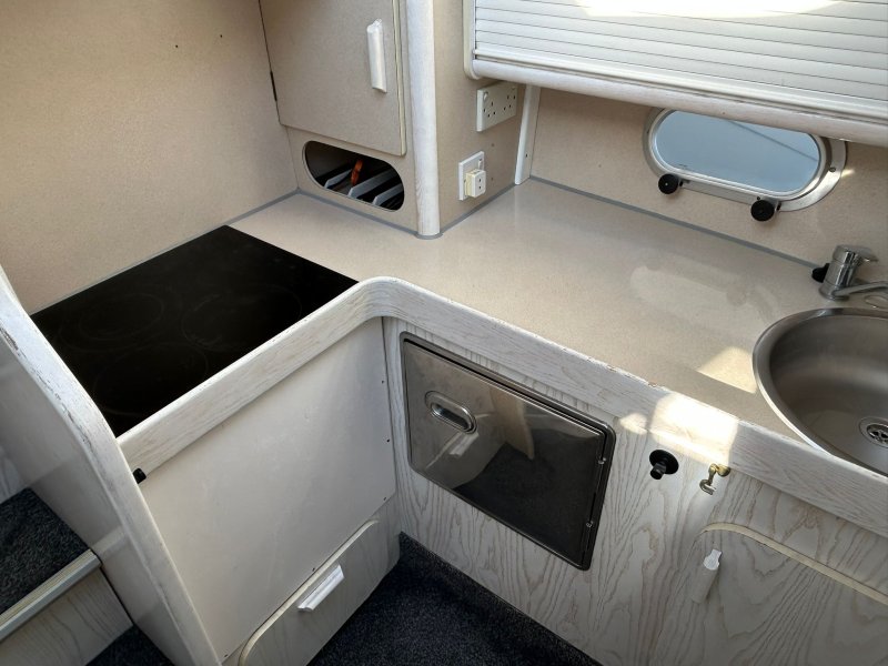 Beneteau Antares 10.20 Flybridge Motoryacht mit Wellenantrieb Boot