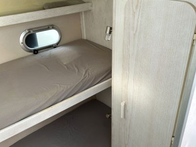 Beneteau Antares 10.20 Flybridge Motoryacht mit Wellenantrieb Boot