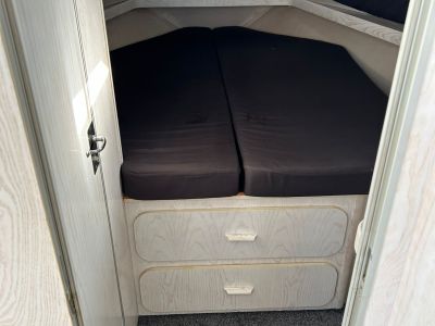 Beneteau Antares 10.20 Flybridge Motoryacht mit Wellenantrieb Boot
