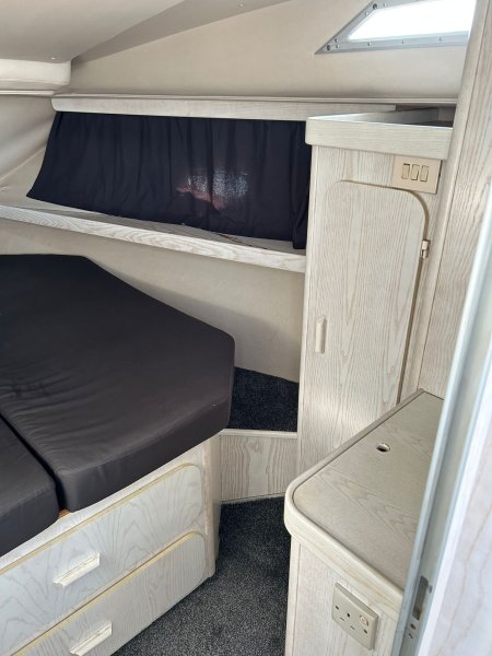 Beneteau Antares 10.20 Flybridge Motoryacht mit Wellenantrieb Boot