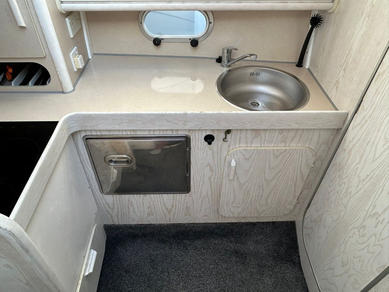 Beneteau Antares 10.20 Flybridge Motoryacht mit Wellenantrieb Boot