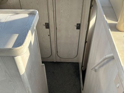 Beneteau Antares 10.20 Flybridge Motoryacht mit Wellenantrieb Boot