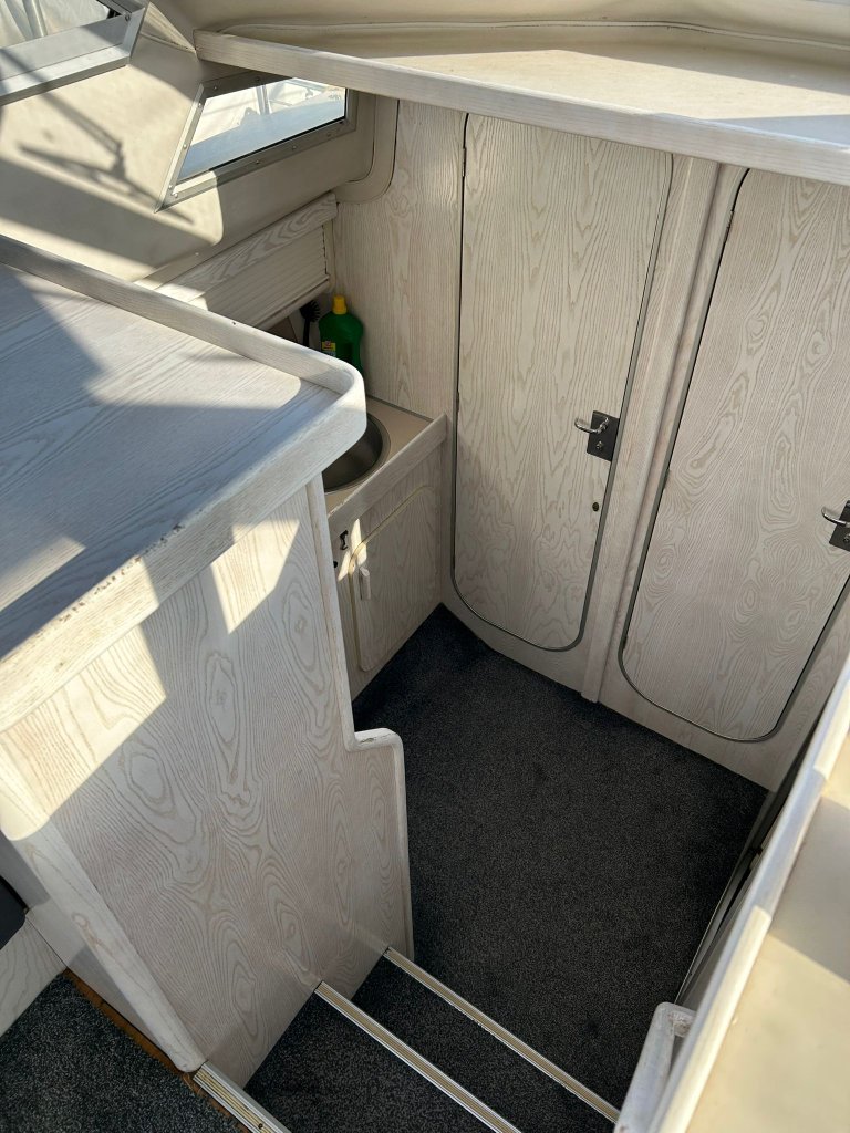 Beneteau Antares 10.20 Flybridge Motoryacht mit Wellenantrieb Boot