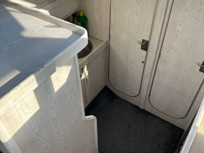 Beneteau Antares 10.20 Flybridge Motoryacht mit Wellenantrieb Boot