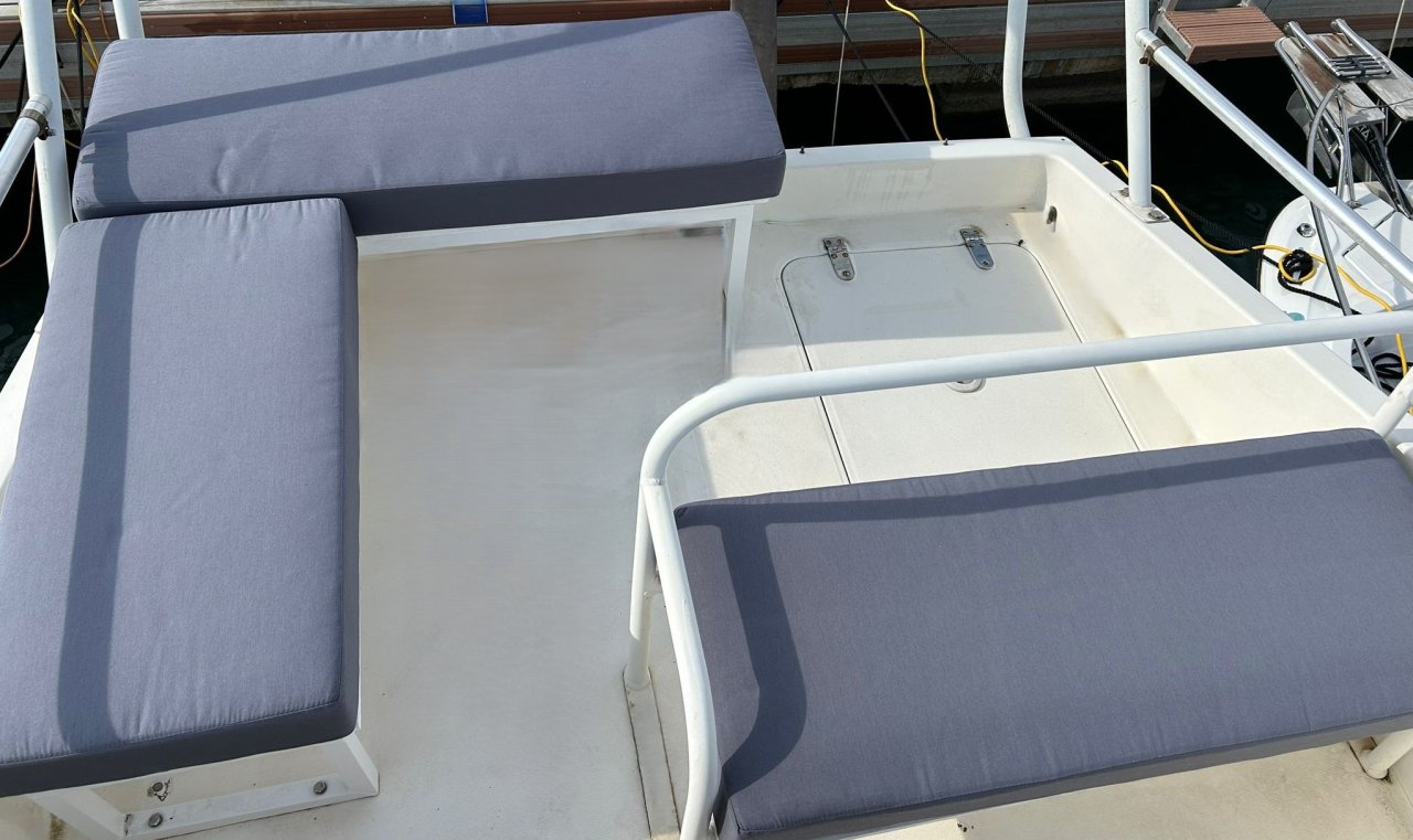 Beneteau Antares 10.20 Flybridge Motoryacht mit Wellenantrieb Boot