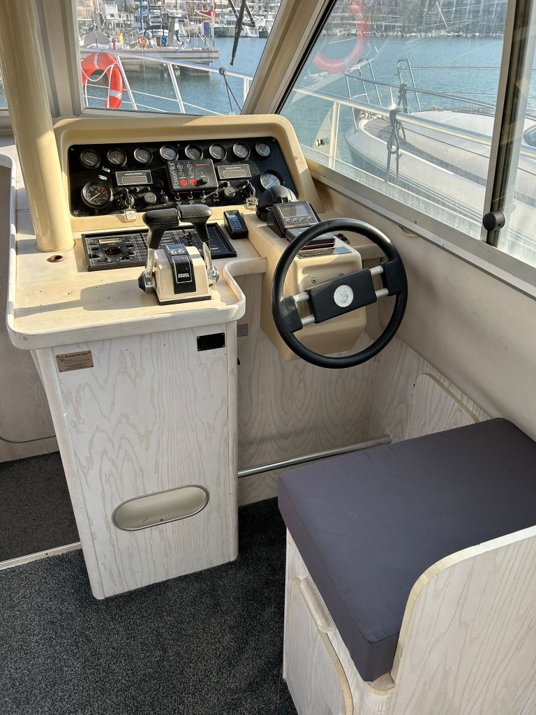 Beneteau Antares 10.20 Flybridge Motoryacht mit Wellenantrieb Boot