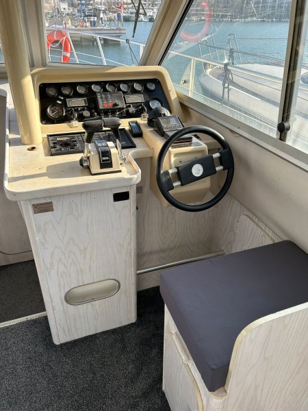 Beneteau Antares 10.20 Flybridge Motoryacht mit Wellenantrieb Boot