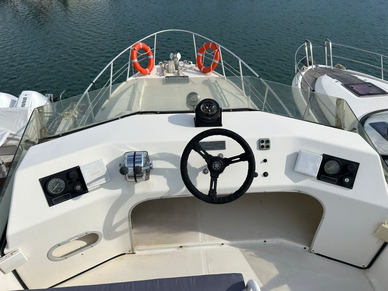 Beneteau Antares 10.20 Flybridge Motoryacht mit Wellenantrieb Boot