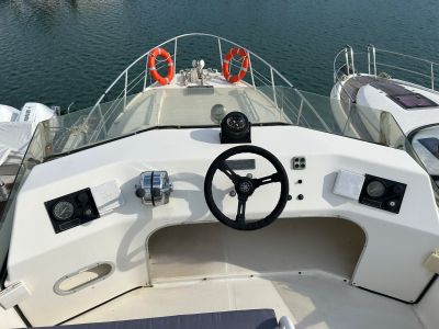 Beneteau Antares 10.20 Flybridge Motoryacht mit Wellenantrieb Boot