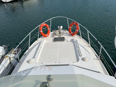 Beneteau Antares 10.20 Flybridge Motoryacht mit Wellenantrieb Boot