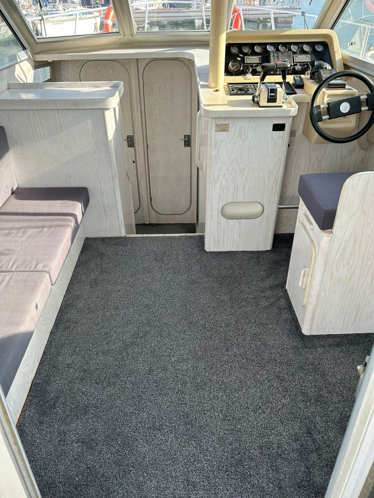 Beneteau Antares 10.20 Flybridge Motoryacht mit Wellenantrieb Boot