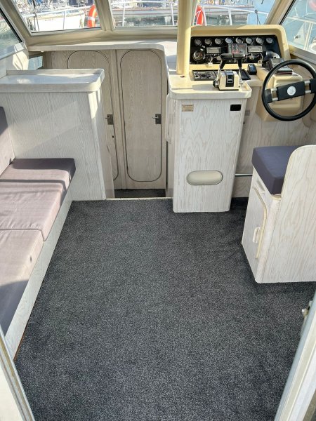 Beneteau Antares 10.20 Flybridge Motoryacht mit Wellenantrieb Boot