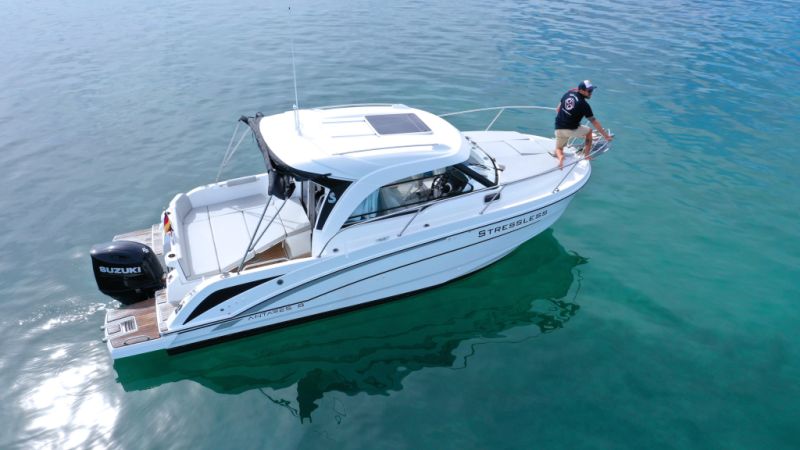 Beneteau Antares 8.0B Motorboot mit Liegeplatz Übernahme