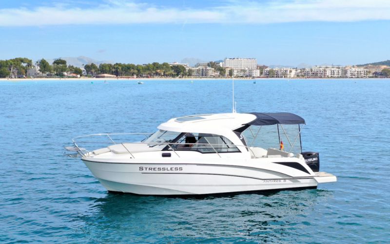 Beneteau Antares 8.0B Motorboot mit Liegeplatz Übernahme