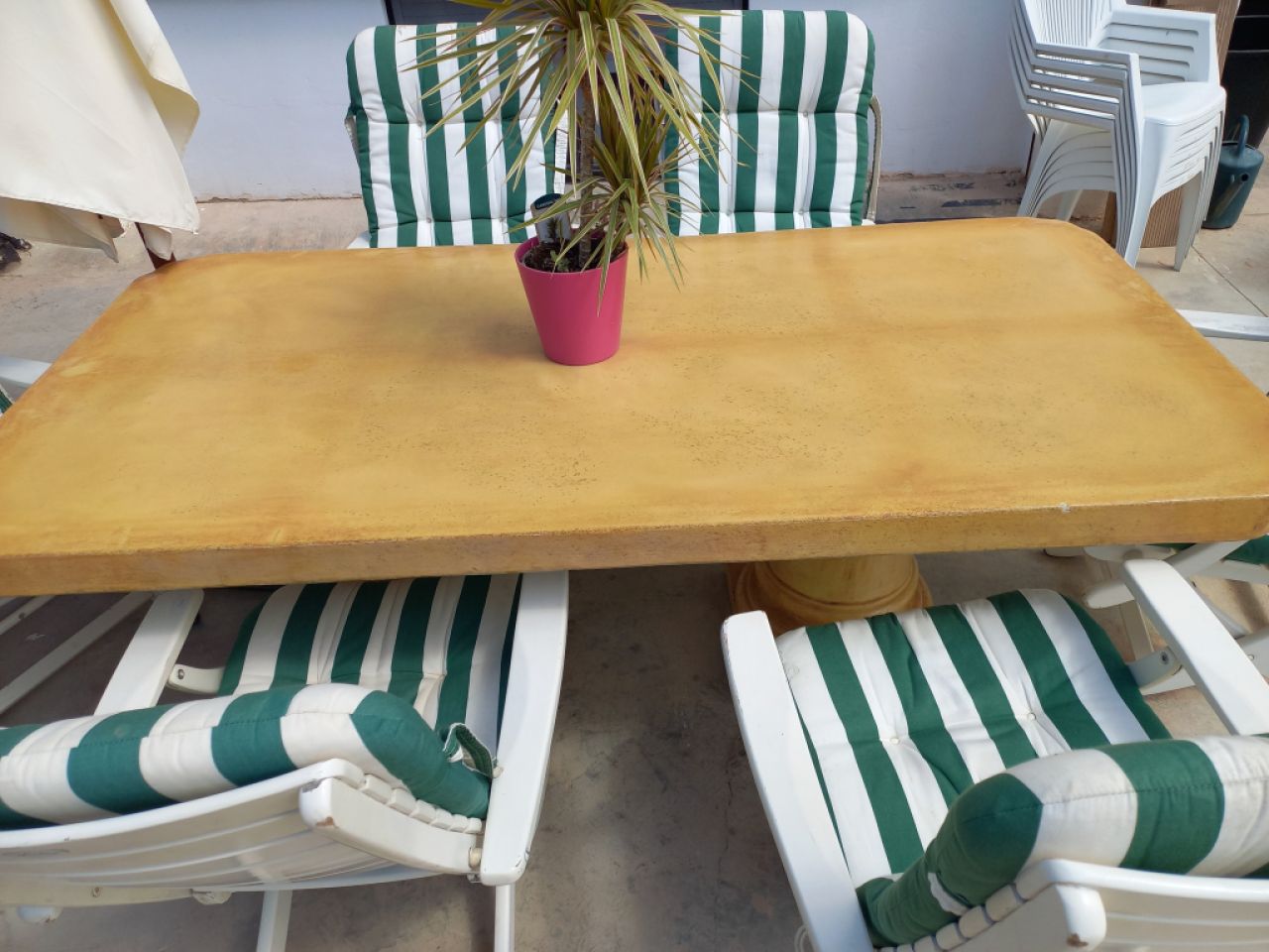 Mesa de hormigón beige 2 m x 1 m, altura 73 cm, tablero 8 cm de espesor