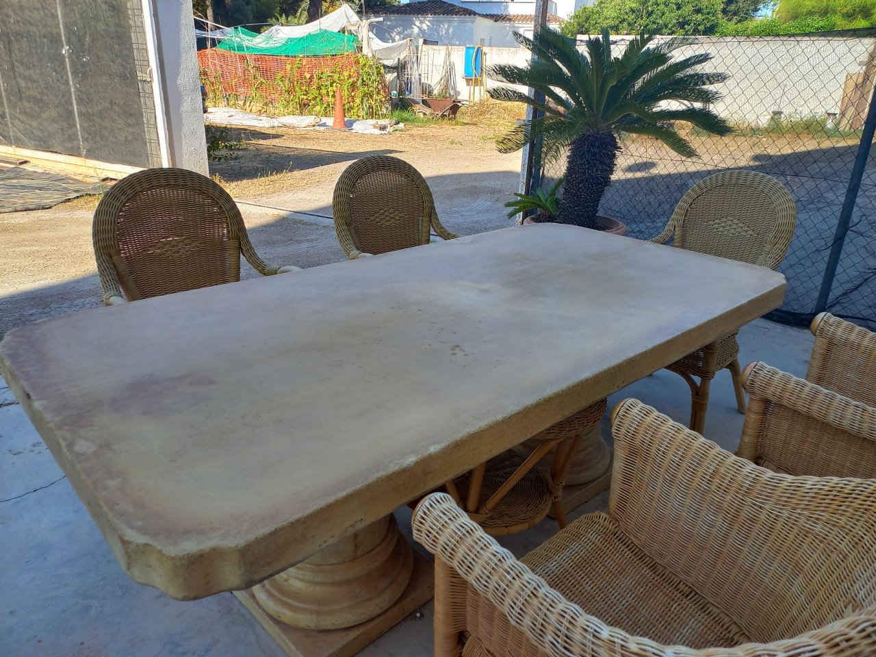 Beton Tisch beige  2 m x 1 m, Höhe 73 cm, Platte 8 cm dick