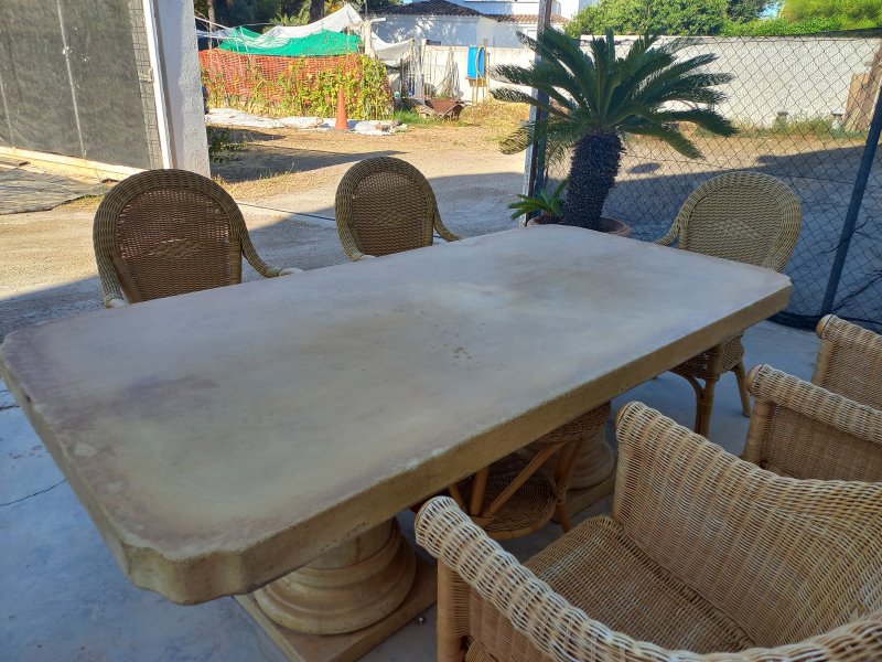 Beton Tisch beige  2 m x 1 m, Höhe 73 cm, Platte 8 cm dick