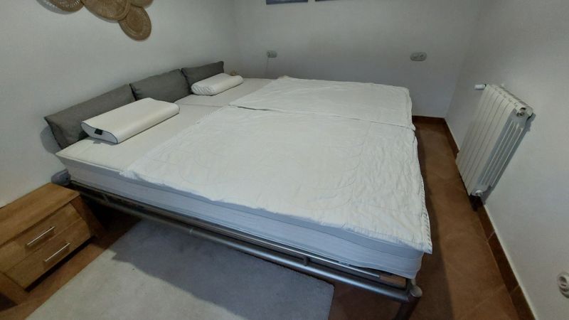 Stainless steel bed, custom-made
