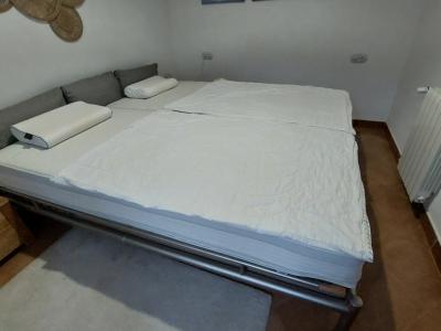 Stainless steel bed, custom-made
