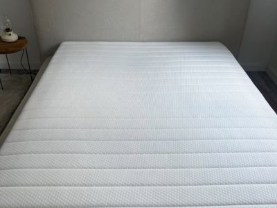 Bett inkl. Lattenrost und Matratze
