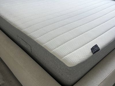 Bett inkl. Lattenrost und Matratze