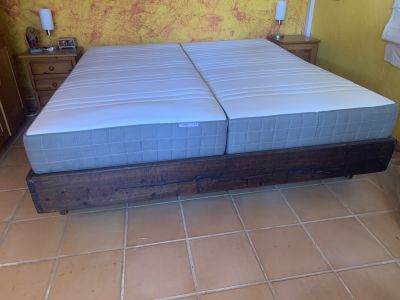 Bett mit Lattenrost u 2 Matratzen zu verkaufen