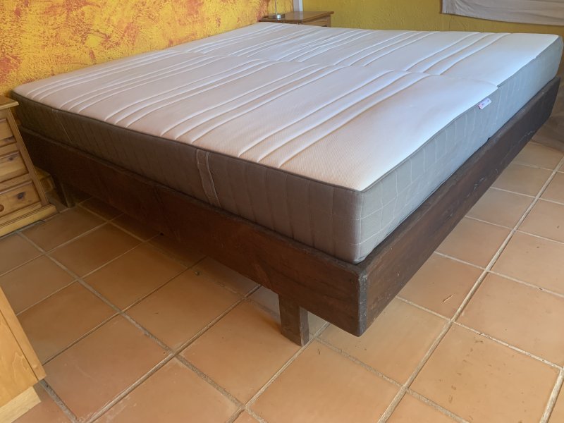 Bett mit Lattenrost u 2 Matratzen zu verkaufen