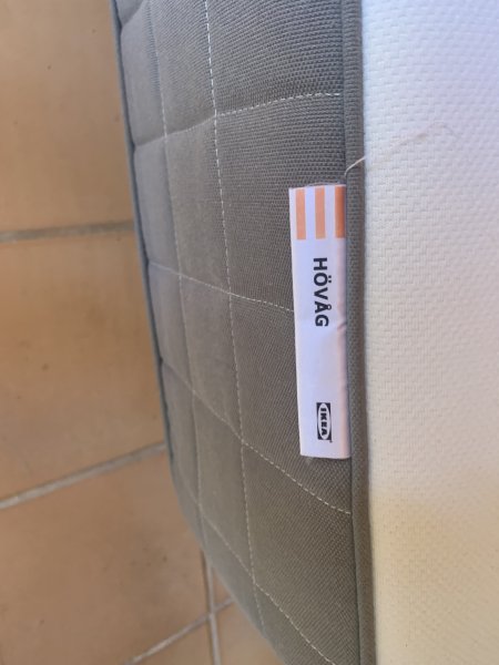Bett mit Lattenrost u 2 Matratzen zu verkaufen