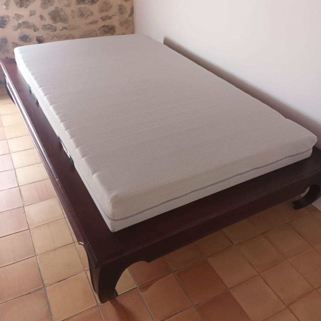 Bett mit Lattenrost (verstellbar) u Matratze (neu)