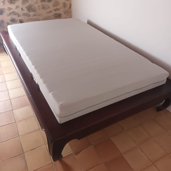 Bett mit Lattenrost (verstellbar) u Matratze (neu)