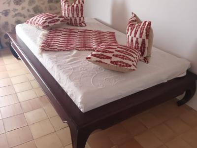 Bett mit Lattenrost (verstellbar) u Matratze (neu)