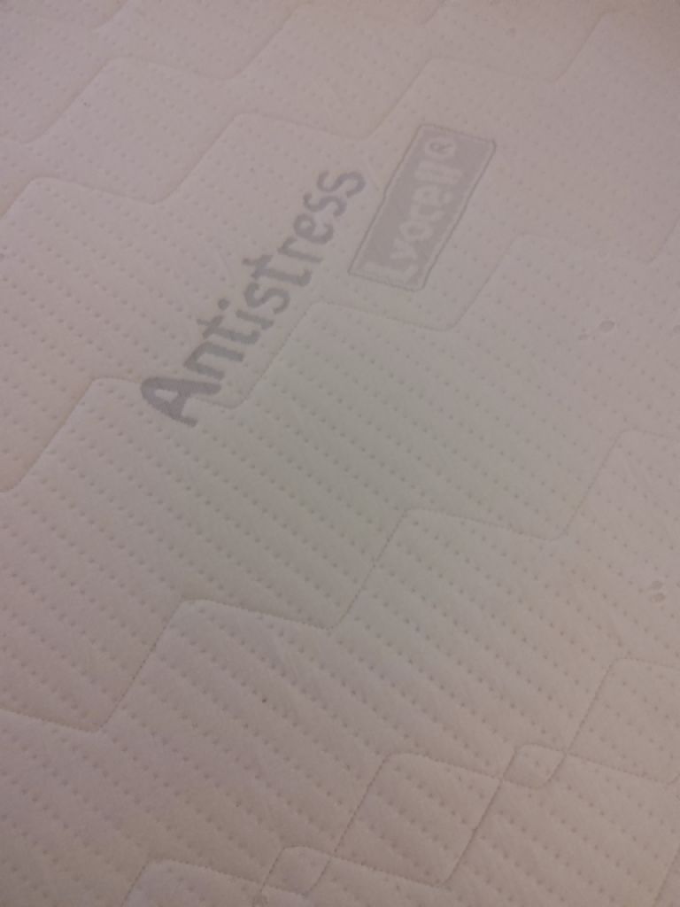 Bett mit Matratze  90 x 190