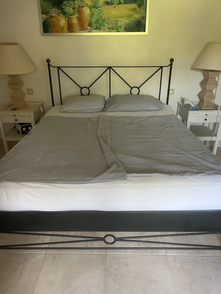 Cama con estructura de metal 1,40 m