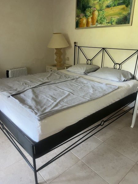 Cama con estructura de metal 1,40 m